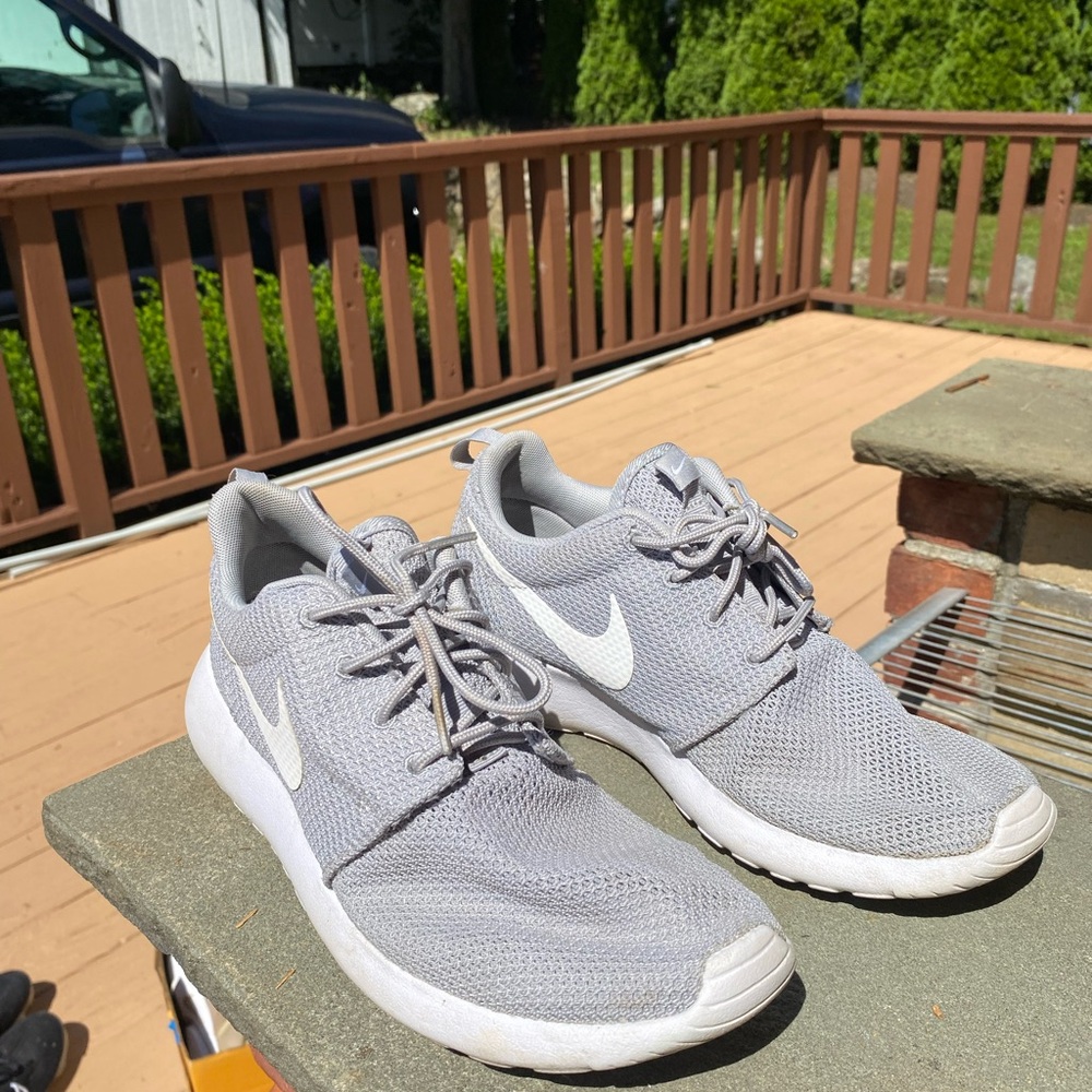 Nike Men's Light Gray Roshe One